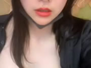 Chica asiática tetona se toca los pechos y se masturba en webcams