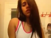 Chica turca desnudándose y masturbándose